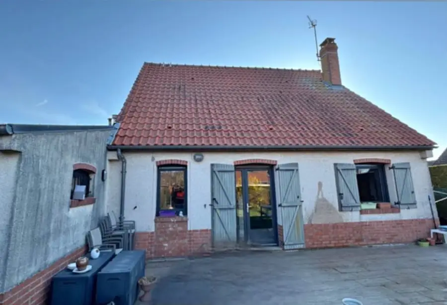 Maison avant rénovation - toiture ternie et façade défraîchie