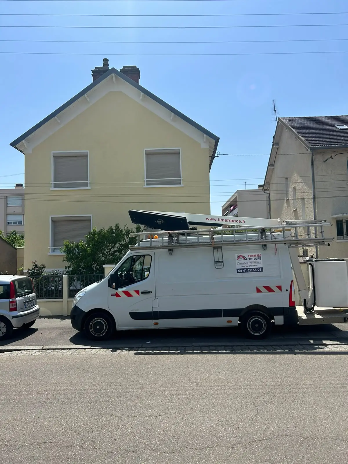 Camion nacelle Expert Pro Toiture devant un chantier de ravalement à Bourges